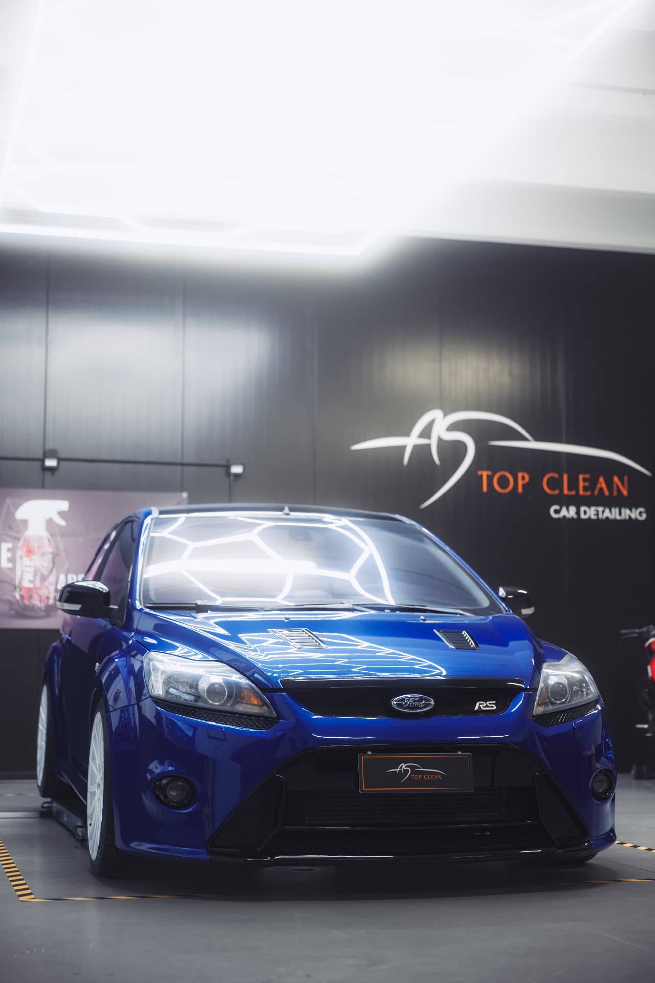 Ford Focus RS blu nello studio di detailing A.S. Top Clean