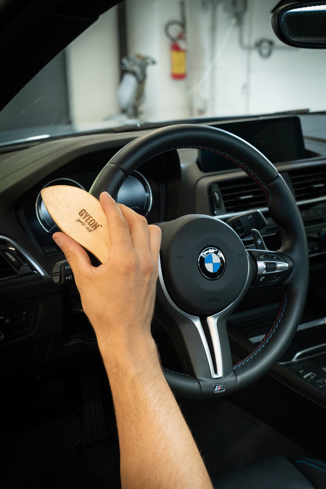 Pulizia degli interni e del cruscotto di una BMW M2