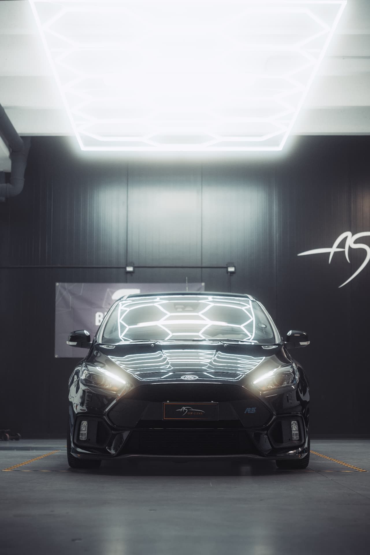 Ford Focus RS nera nello studio A.S. Top Clean