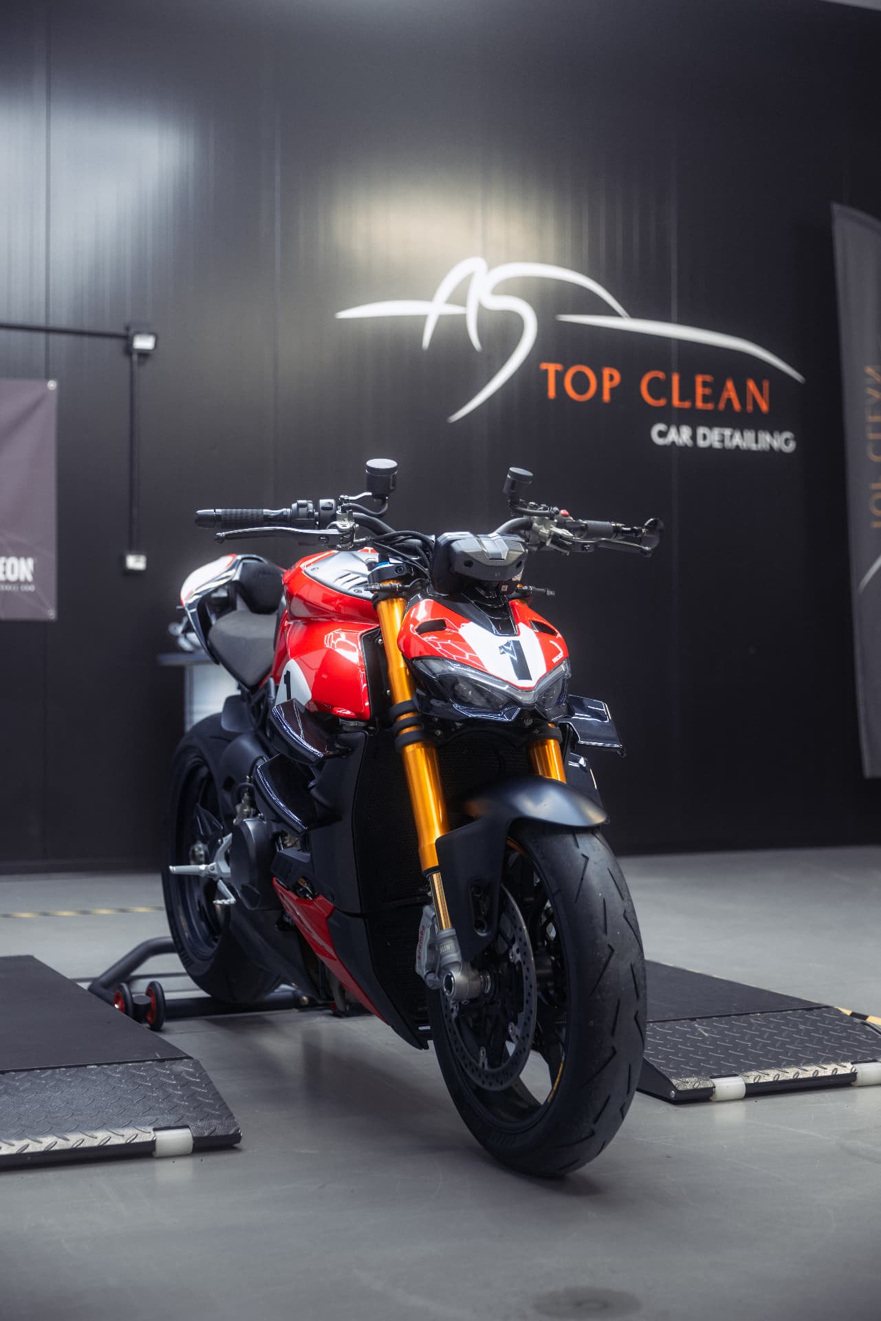 Ducati Streetfighter V4 nello studio A.S. Top Clean